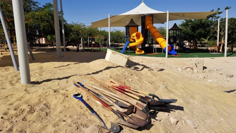 הכנה לפיזור החול בגן השעשועים