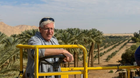 ג'ף על כלי גובה במטע תמרים