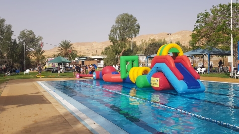משחקי מים בבריכה 
